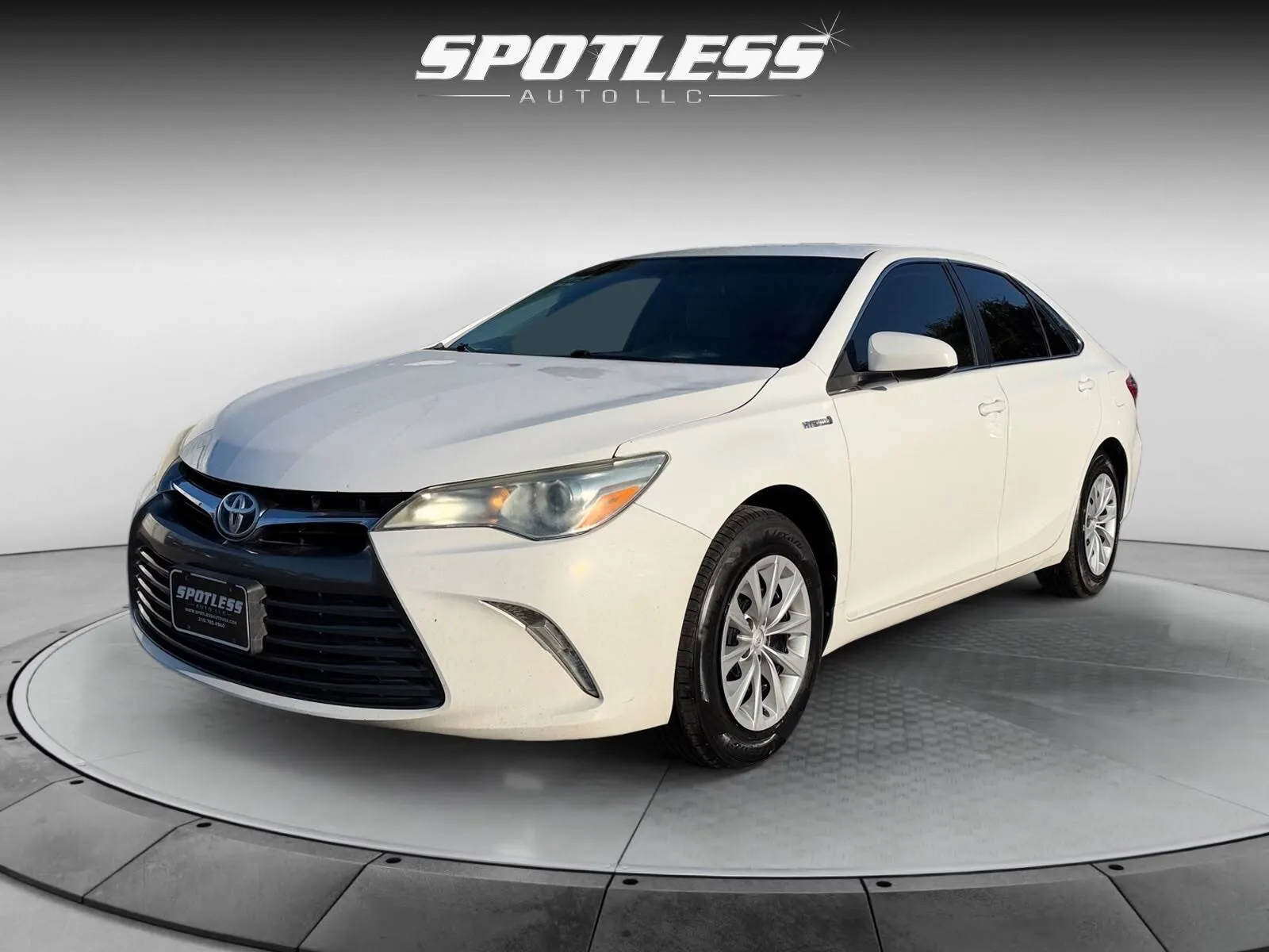 White 2016 Toyota Camry Hybrid LE for sale in San Antonio, TX