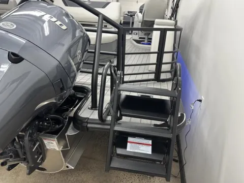More photos of 2026 SUNCHASER GENEVA SPORT 25 SB DH TRIPLE 200HP BUNK TRAILER at McLaughlin's RV & Marine - Detroit Lakes, MN