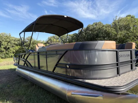 More photos of 2026 SYLVAN L-SERIES L-3 CLZ DH 150HP LEGS BUNK TRAILER DEMO at McLaughlin's RV & Marine - Detroit Lakes, MN