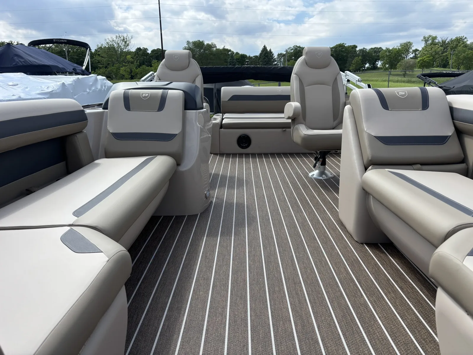 More photos of 2027 PREMIER SUNSCAPE 220 RL 115HP BUNK TRAILER at McLaughlin's RV & Marine - Detroit Lakes, MN