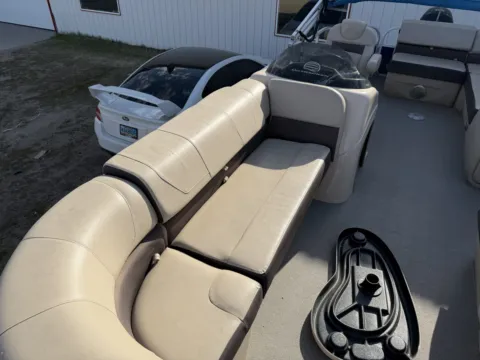 More photos of 2018 SUNTRACKER PARTY BARGE 20 DLX 90HP BUNK TRAILER at McLaughlin's RV & Marine - Detroit Lakes, MN