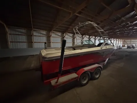 More photos of 2005 CENTURION AVALANCHE 22 at McLaughlin's RV & Marine - Detroit Lakes, MN