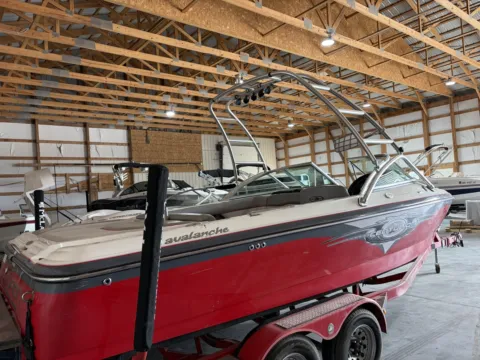 More photos of 2005 CENTURION AVALANCHE 22 at McLaughlin's RV & Marine - Detroit Lakes, MN