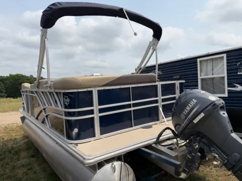 More photos of 2022 SYLVAN MIRAGE 820 CRUISE 40HP BUNK TRAILER at McLaughlin's RV & Marine - Detroit Lakes, MN