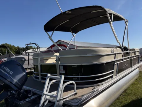 Another view of 2018 SUNCHASER GENEVA 22 50HP SCISSOR TRAILER for sale in Detroit Lakes, MN at McLaughlin's RV & Marine - Detroit Lakes