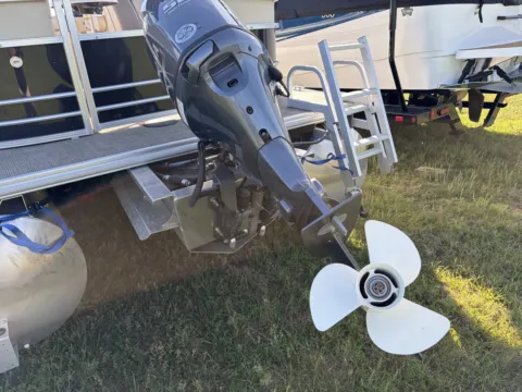 More photos of 2018 SUNCHASER GENEVA 22 50HP SCISSOR TRAILER at McLaughlin's RV & Marine - Detroit Lakes, MN