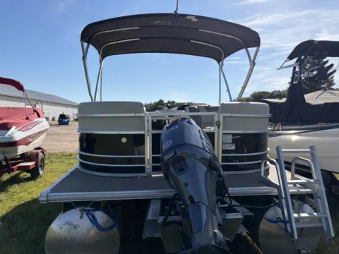 More photos of 2018 SUNCHASER GENEVA 22 50HP SCISSOR TRAILER at McLaughlin's RV & Marine - Detroit Lakes, MN