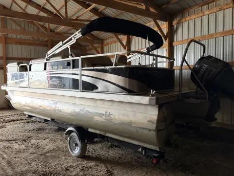More photos of 2012 BENNINGTON 22 SSL 50HP BUNK TRAILER at McLaughlin's RV & Marine - Detroit Lakes, MN