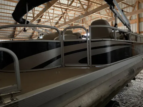 More photos of 2012 BENNINGTON 22 SSL 50HP BUNK TRAILER at McLaughlin's RV & Marine - Detroit Lakes, MN
