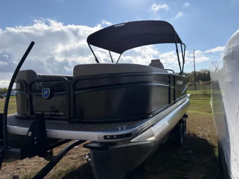 More photos of 2027 PREMIER SUNSCAPE 220 RF 115HP BUNK TRAILER at McLaughlin's RV & Marine - Detroit Lakes, MN