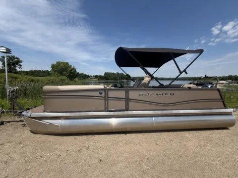 Photos of 2026 PREMIER SUNSCAPE 220 RL 115HP BUNK TRAILER DEMO for sale in Lake Park, MN at McLaughlins at Cormorant Landing - Lake Park