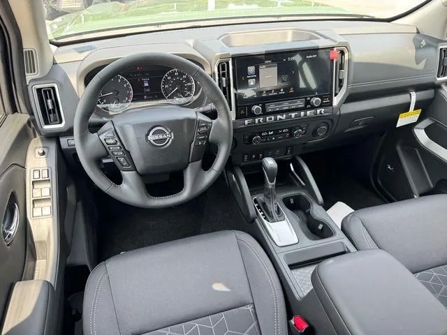 2025 Nissan Frontier SV - Photo 13
