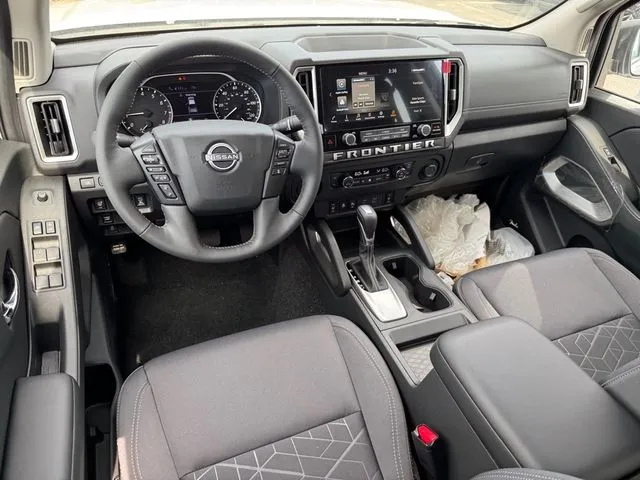 2025 Nissan Frontier SV - Photo 13