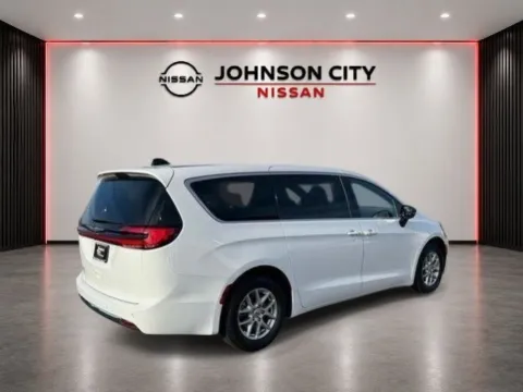 More photos of 2025 Chrysler Pacifica Select at Johnson City Nissan, TN