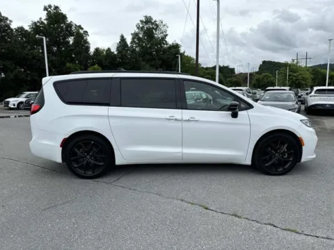 Another view of 2025 Chrysler Pacifica Limited for sale in Johnson City, TN at Johnson City Nissan