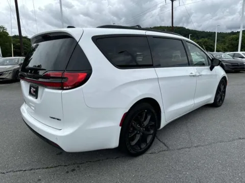 More photos of 2025 Chrysler Pacifica Limited at Johnson City Nissan, TN