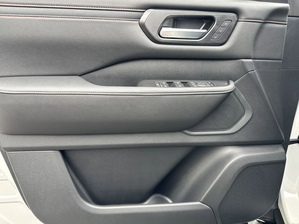 2025 Nissan Armada PRO-4X - Photo 11