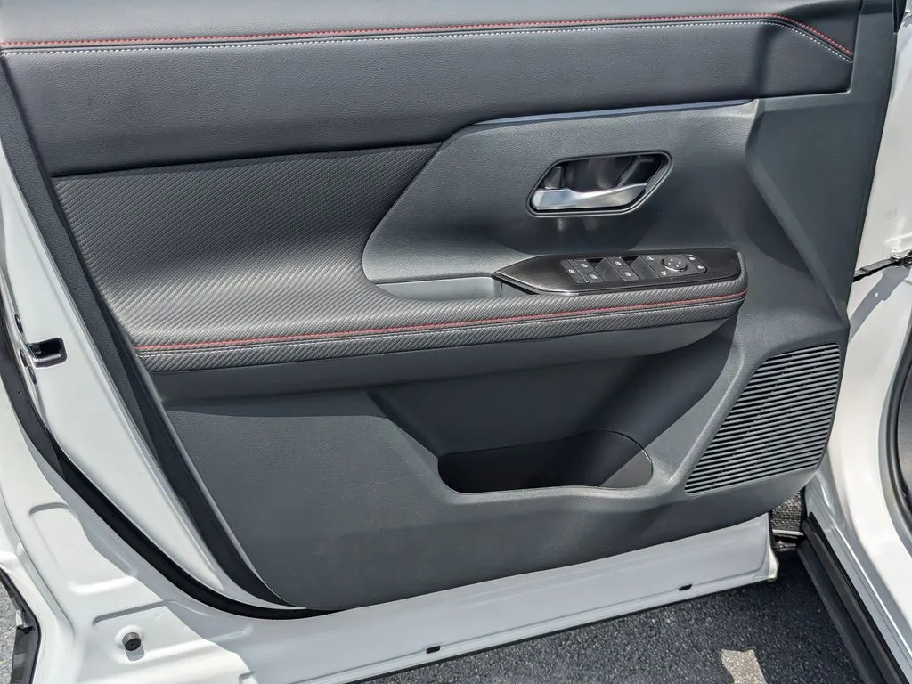 2025 Nissan Kicks SR - Photo 11