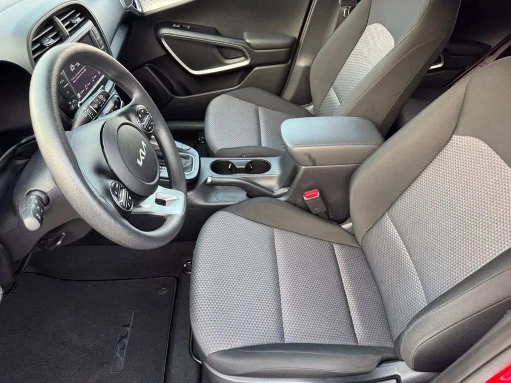 2025 Kia Soul LX - Photo 15