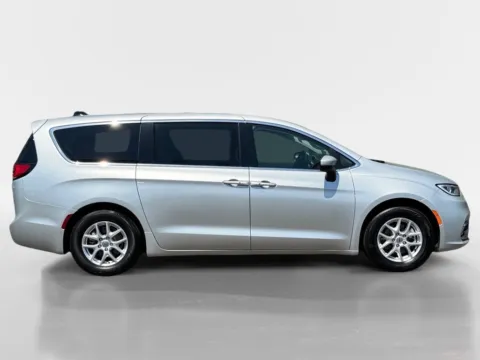More photos of 2025 Chrysler Pacifica Limited at Morristown Nissan, TN