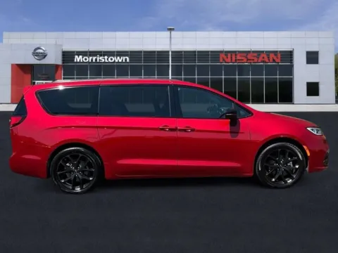 Photos of 2025 Chrysler Pacifica Limited for sale in Morristown, TN at Morristown Nissan