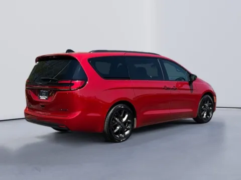 More photos of 2023 Chrysler Pacifica Touring L at Morristown Nissan, TN
