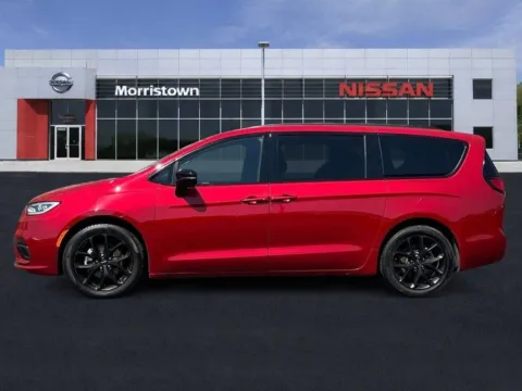More photos of 2023 Chrysler Pacifica Touring L at Morristown Nissan, TN