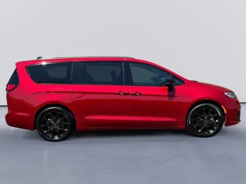 More photos of 2023 Chrysler Pacifica Touring L at Morristown Nissan, TN