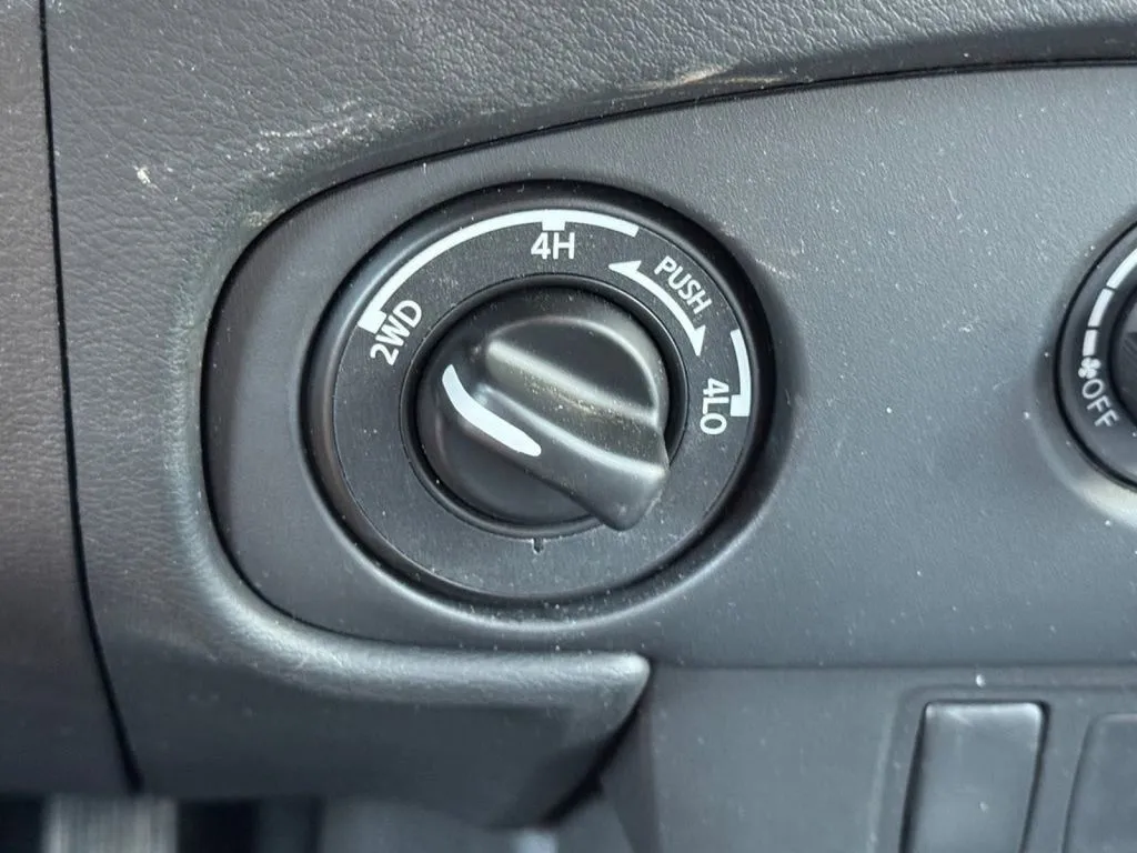 2024 Nissan Frontier SV - Photo 11