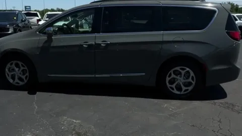 More photos of 2022 Chrysler Pacifica Limited at Morristown Nissan, TN