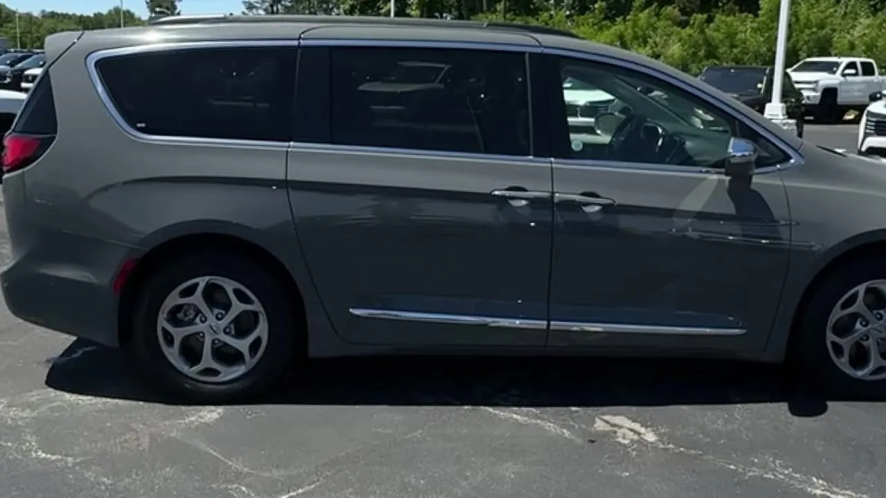 2022 Chrysler Pacifica Limited - Photo 9