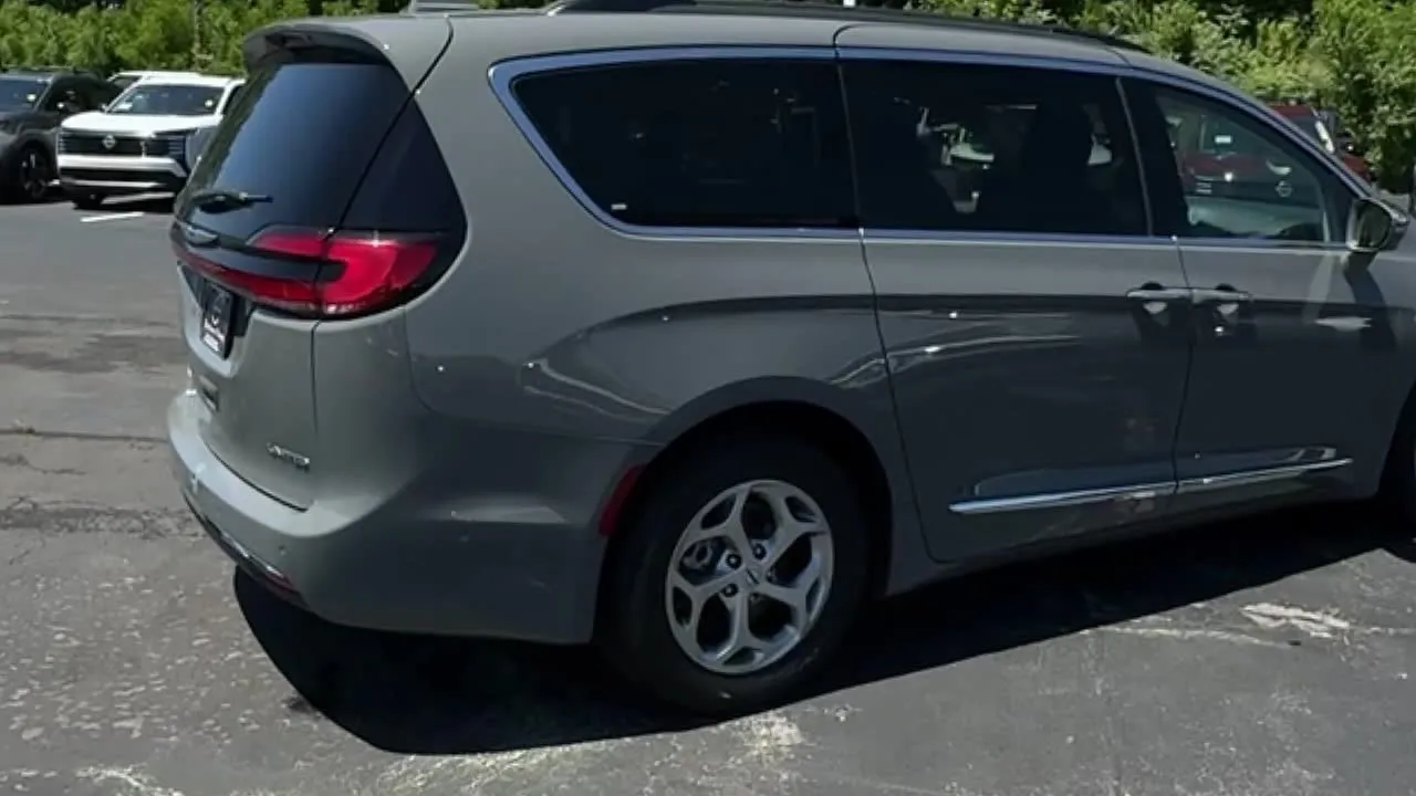 2022 Chrysler Pacifica Limited - Photo 8