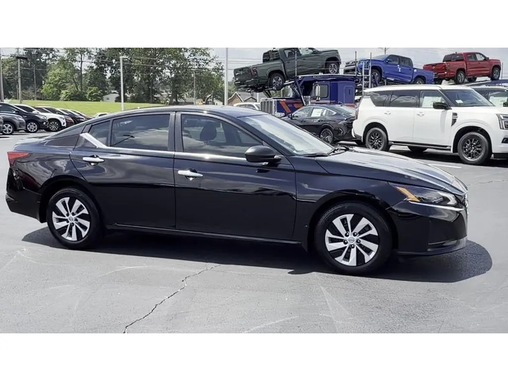 2025 Nissan Altima S - Photo 13
