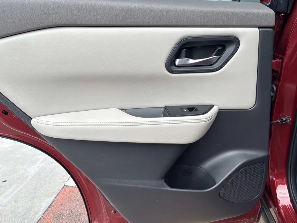 2025 Nissan Rogue SV - Photo 12