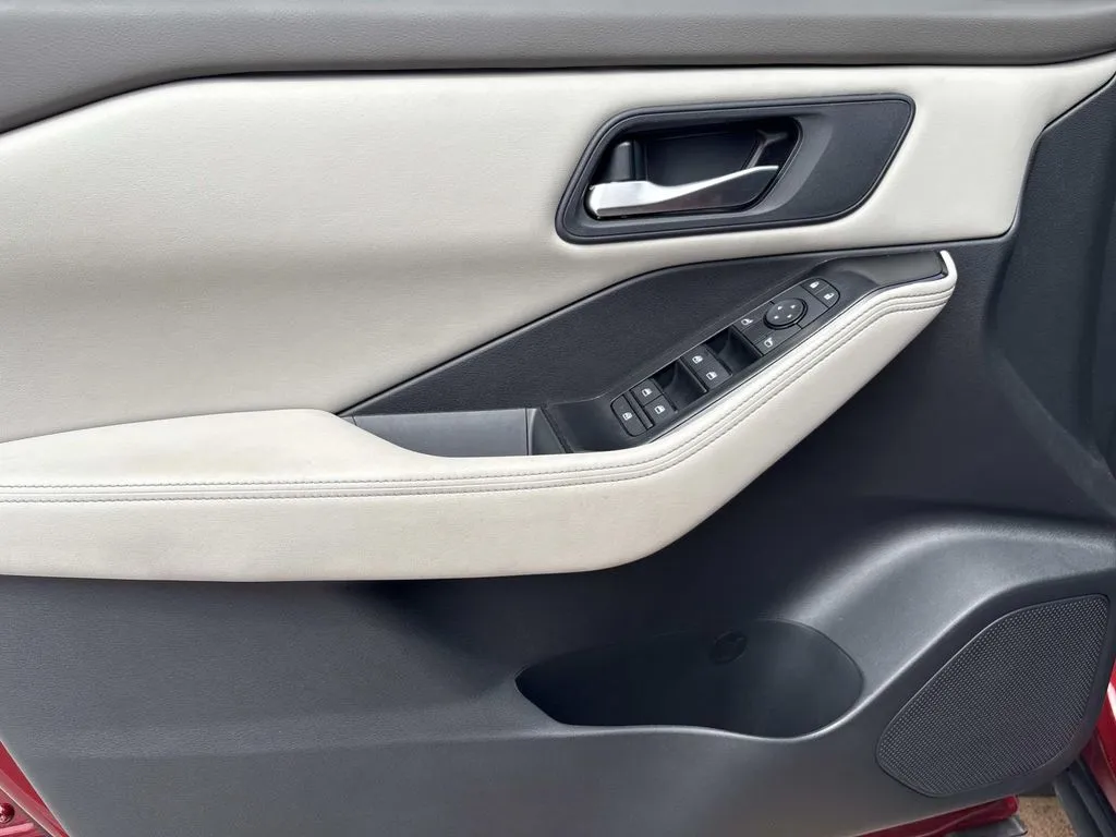 2025 Nissan Rogue SV - Photo 15