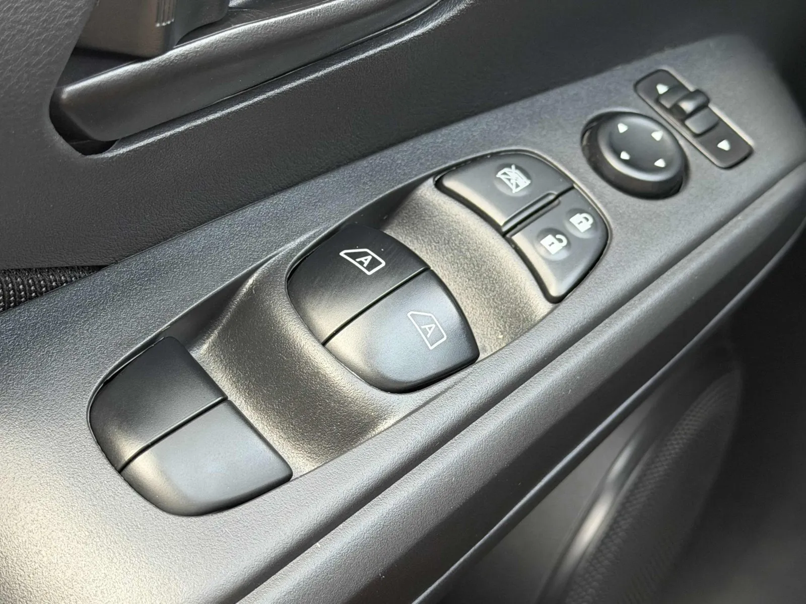 2025 Nissan KICKS PLAY Base - Photo 29