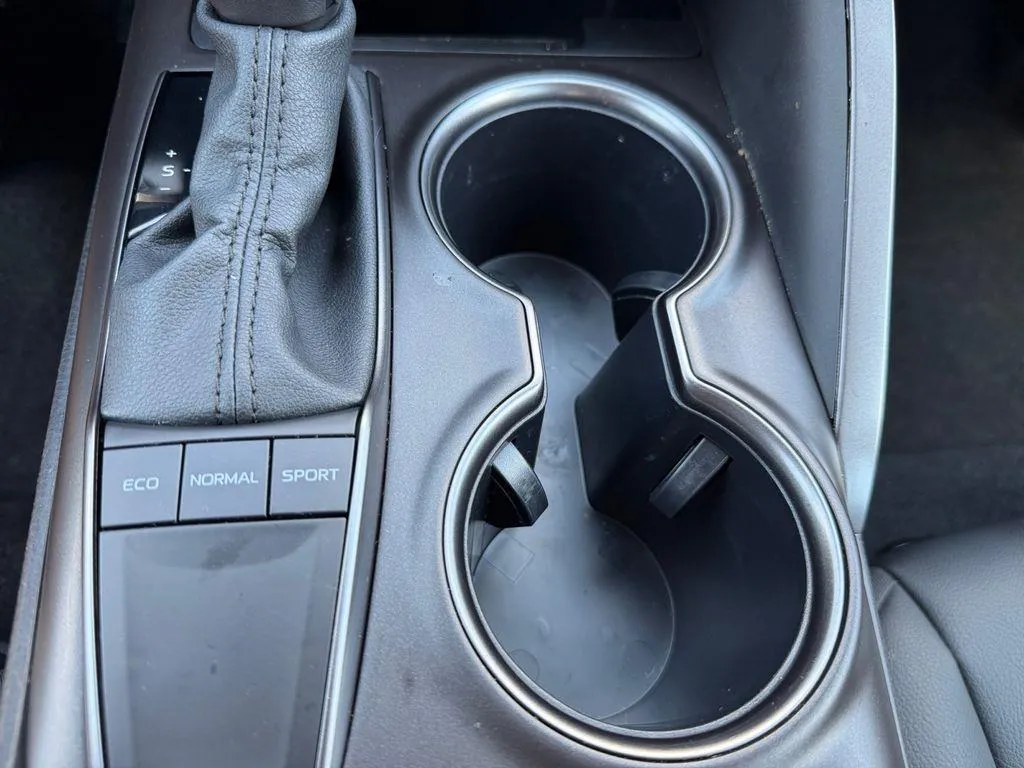 2024 Toyota Camry SE - Photo 19