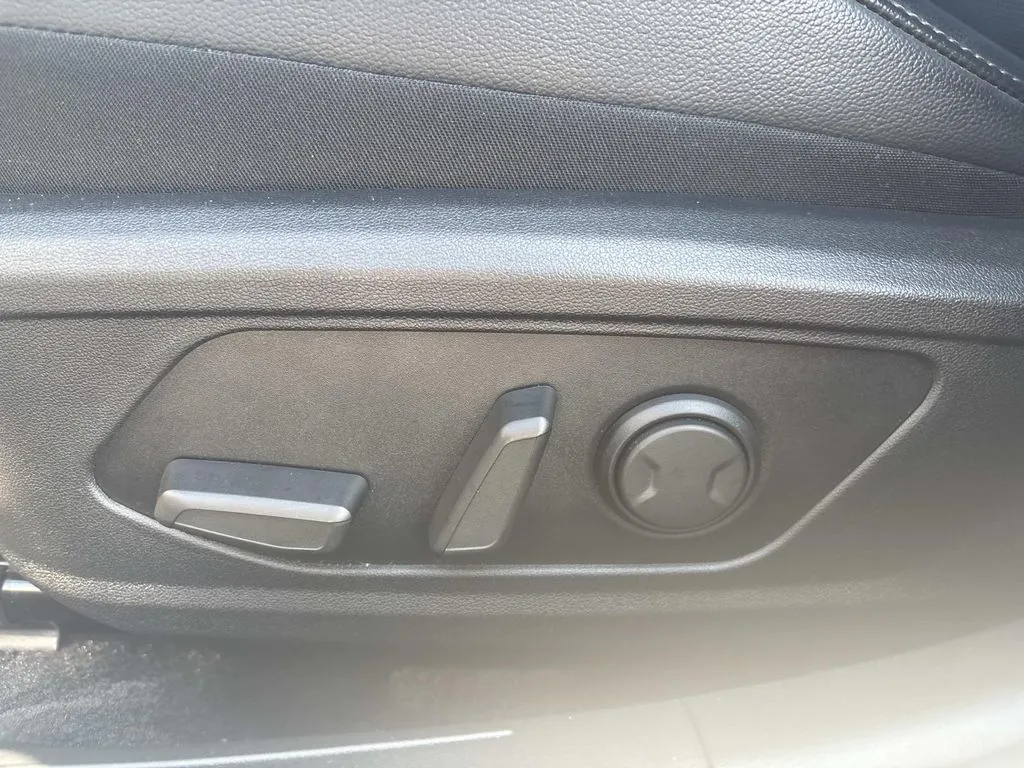 2023 Hyundai Elantra Limited - Photo 29