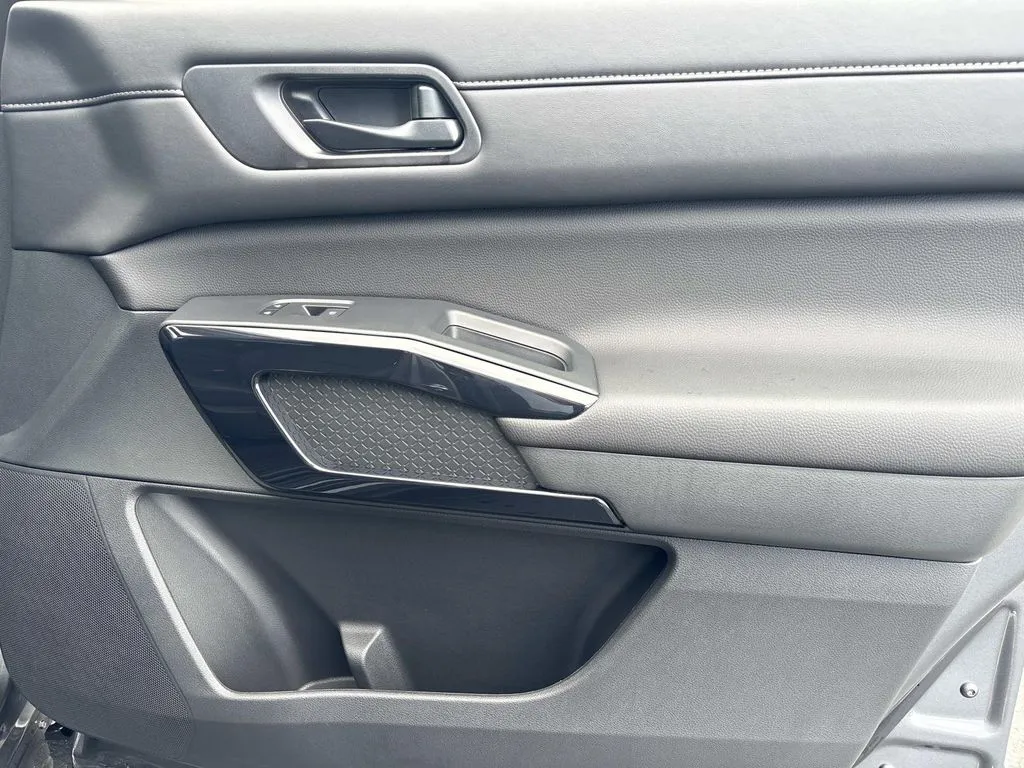 2026 Nissan Pathfinder SV - Photo 25