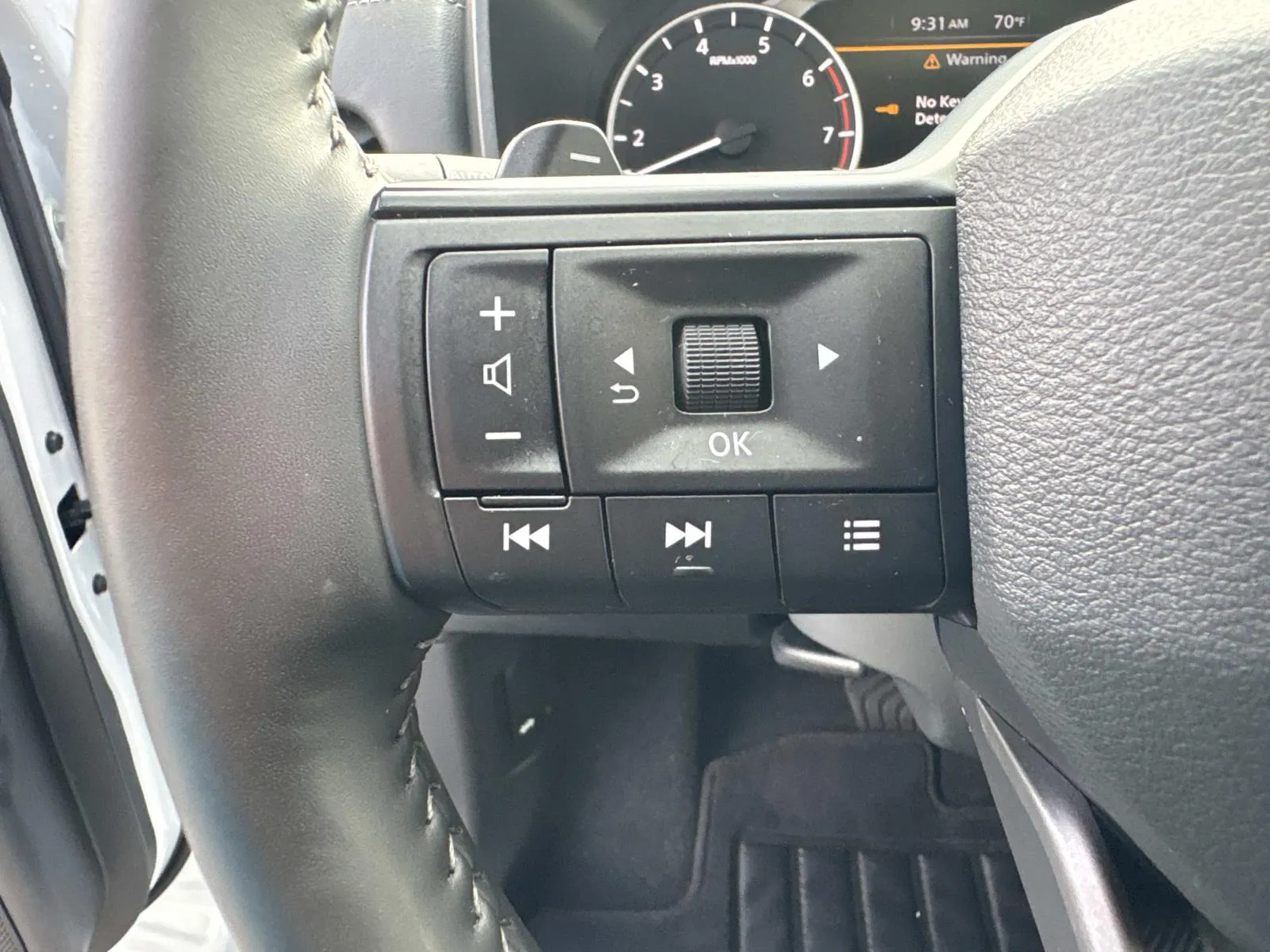 2025 Nissan Rogue SV - Photo 29