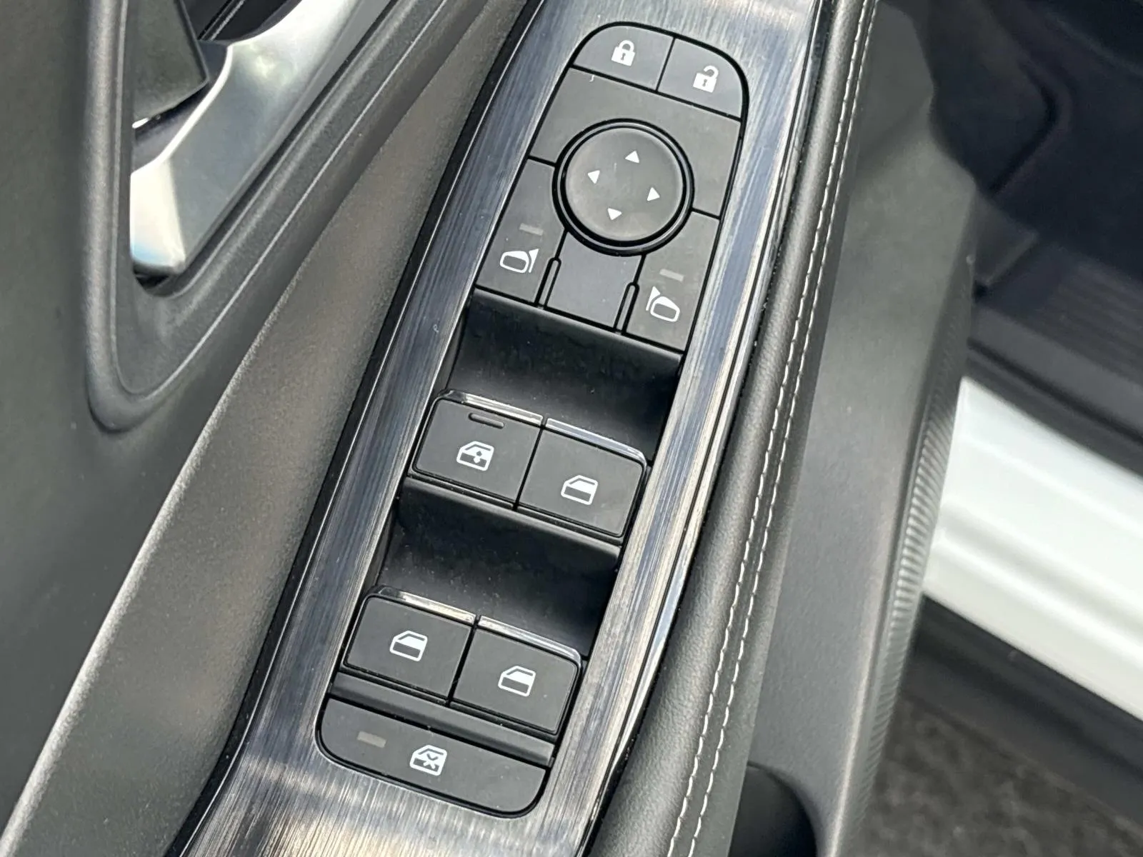 2025 Nissan Rogue SV - Photo 26
