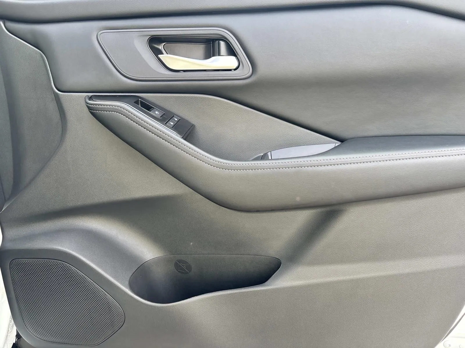 2025 Nissan Rogue SV - Photo 23