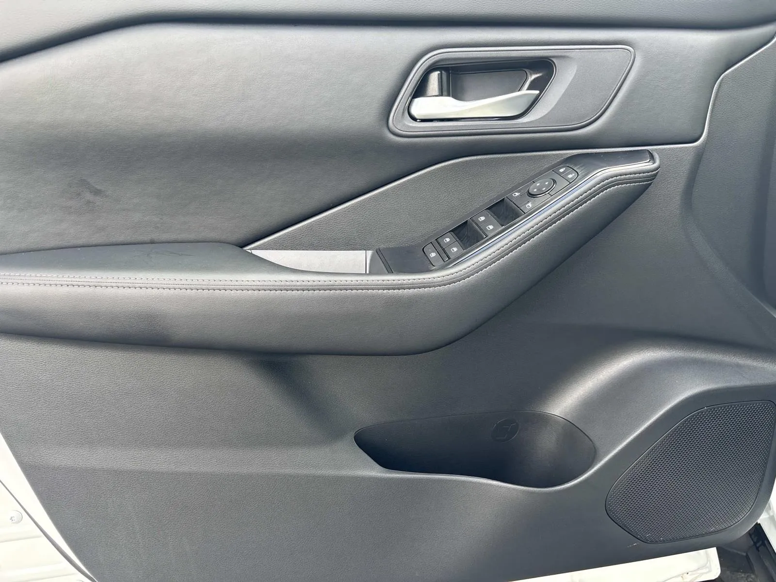 2025 Nissan Rogue SV - Photo 25