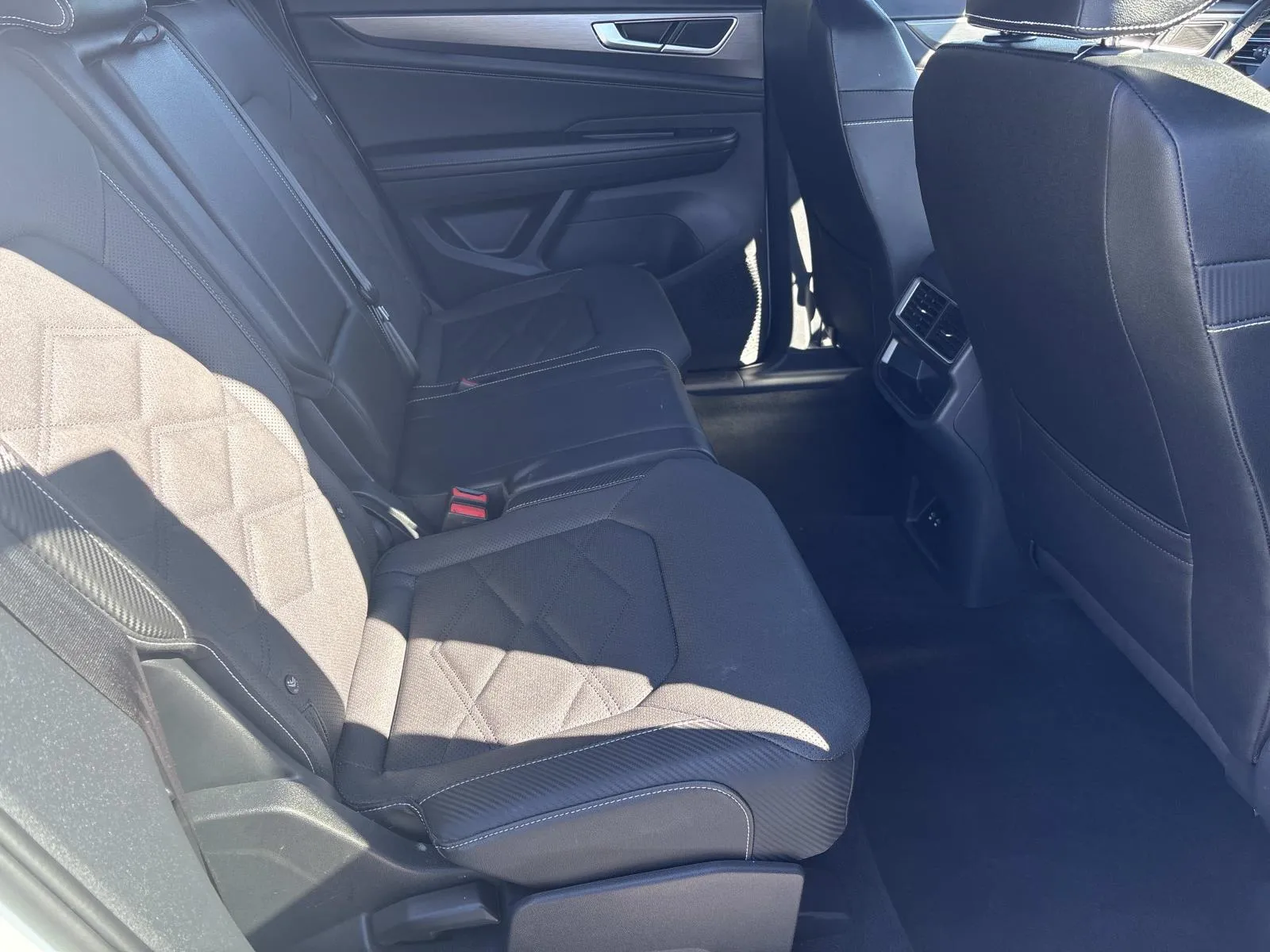 2025 Volkswagen Atlas Cross Sport SE w/Tech - Photo 21