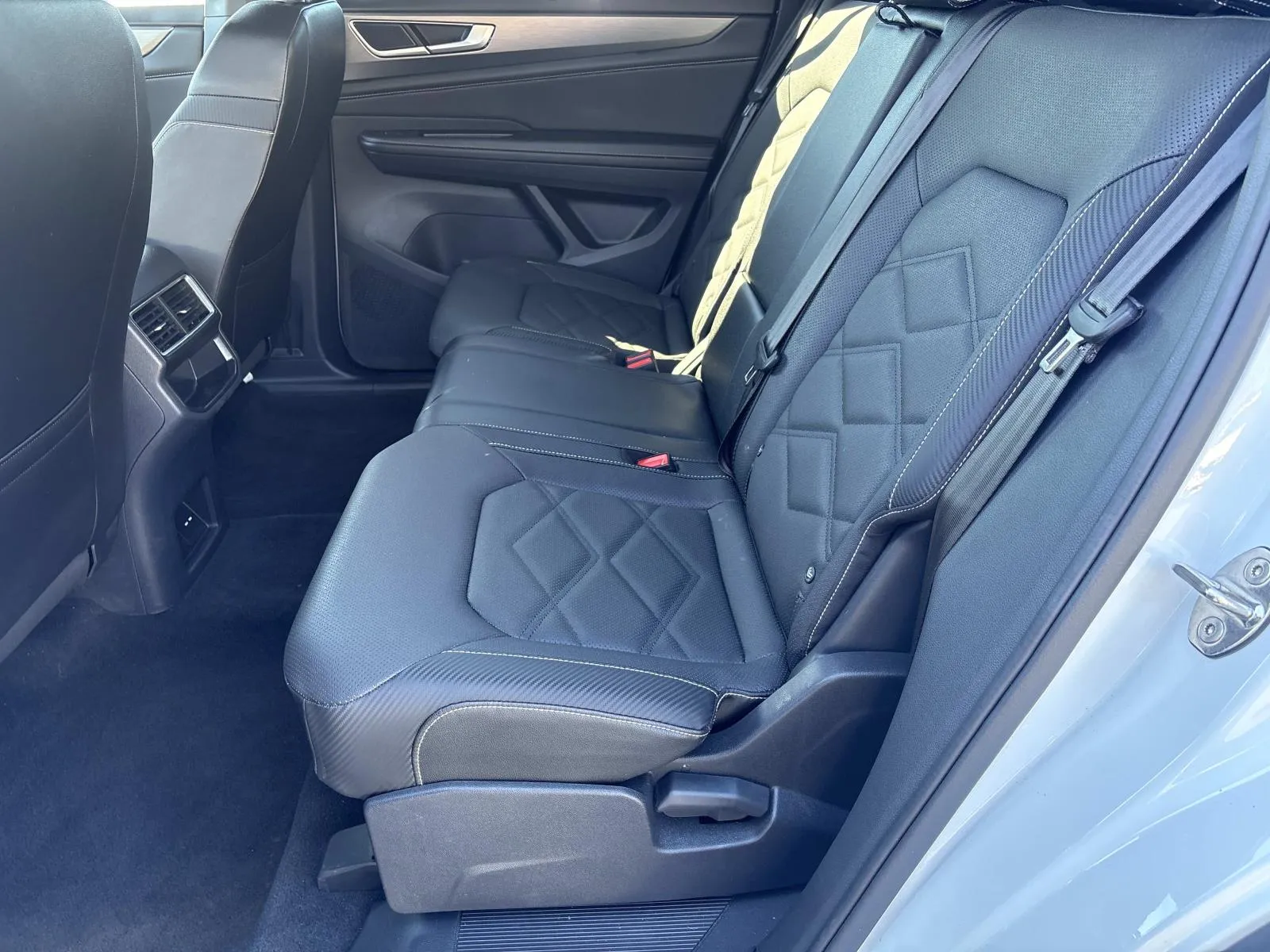 2025 Volkswagen Atlas Cross Sport SE w/Tech - Photo 17
