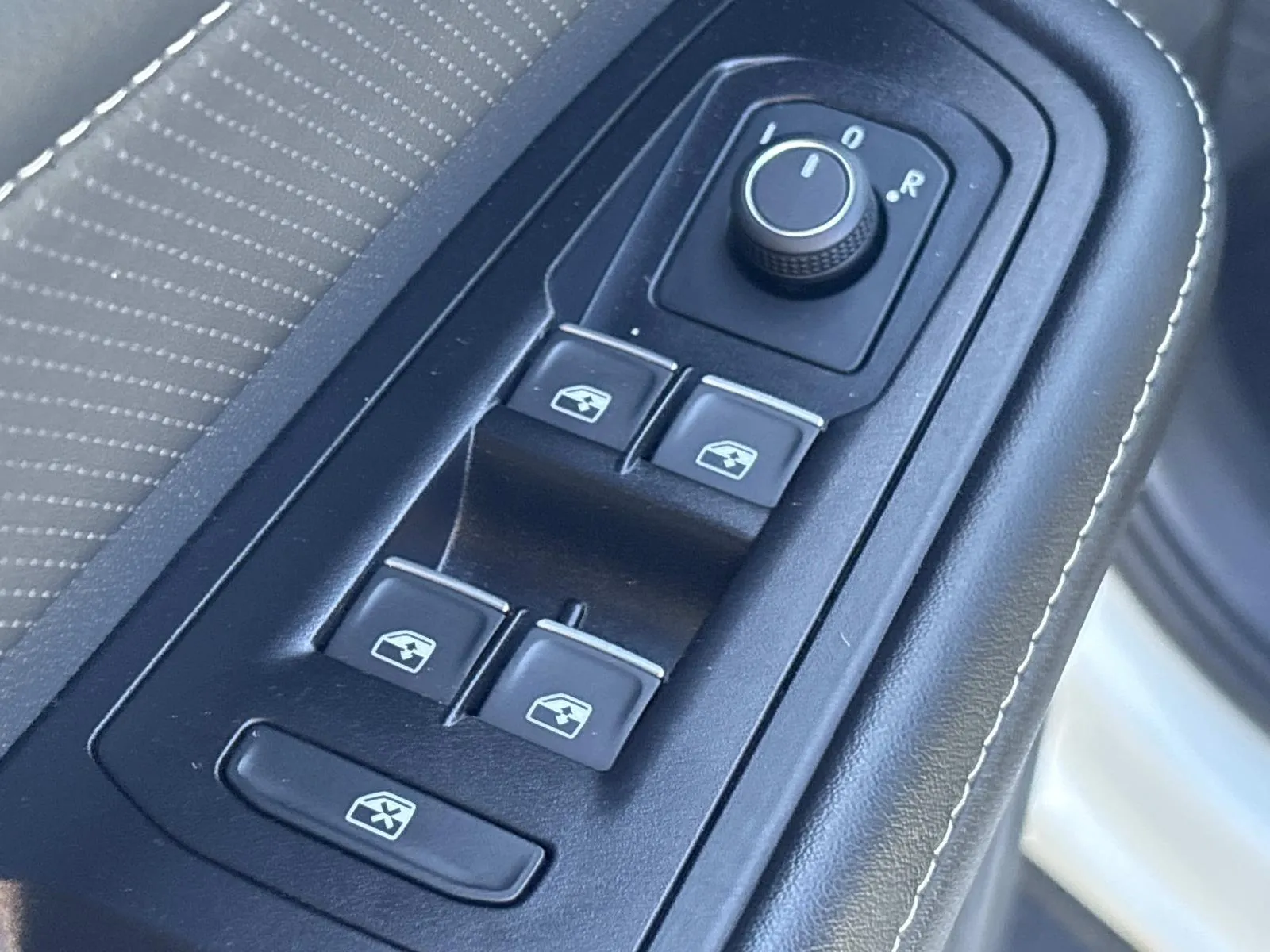 2025 Volkswagen Atlas Cross Sport SE w/Tech - Photo 23