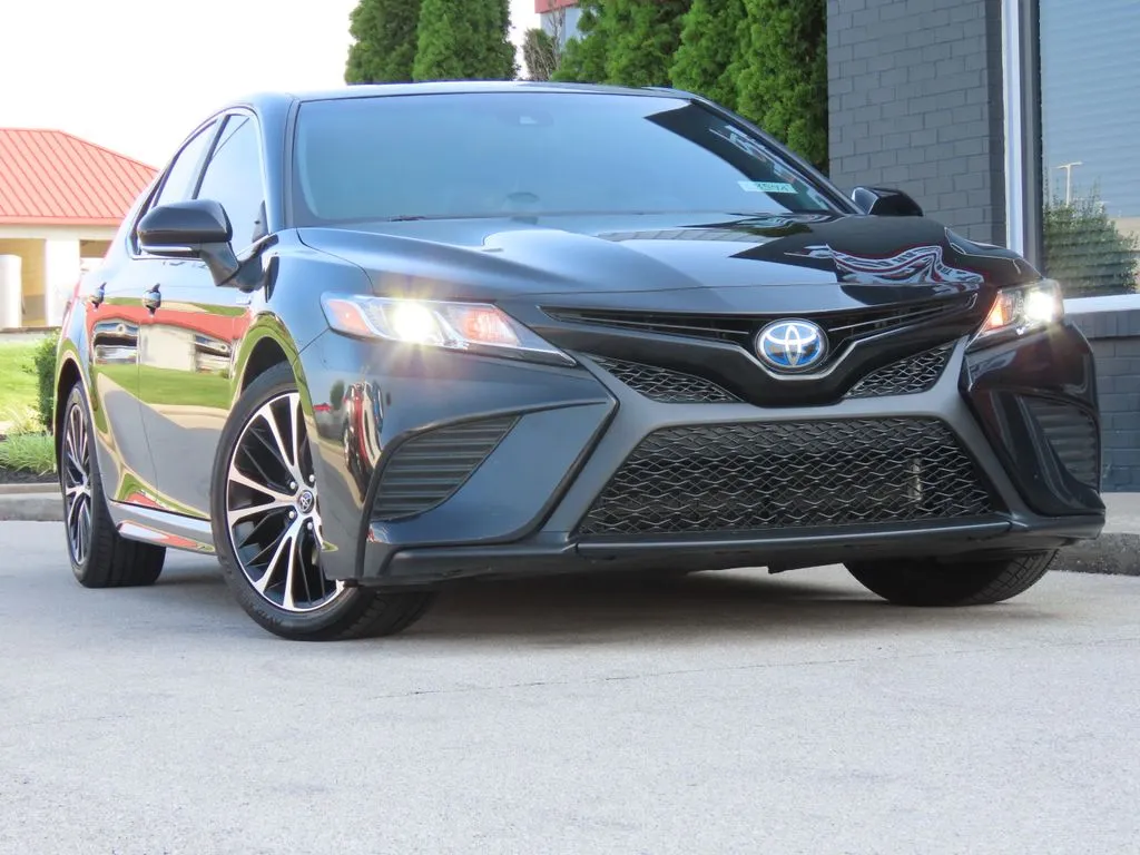 Black 2020 Toyota Camry Hybrid SE for sale in Richmond, KY