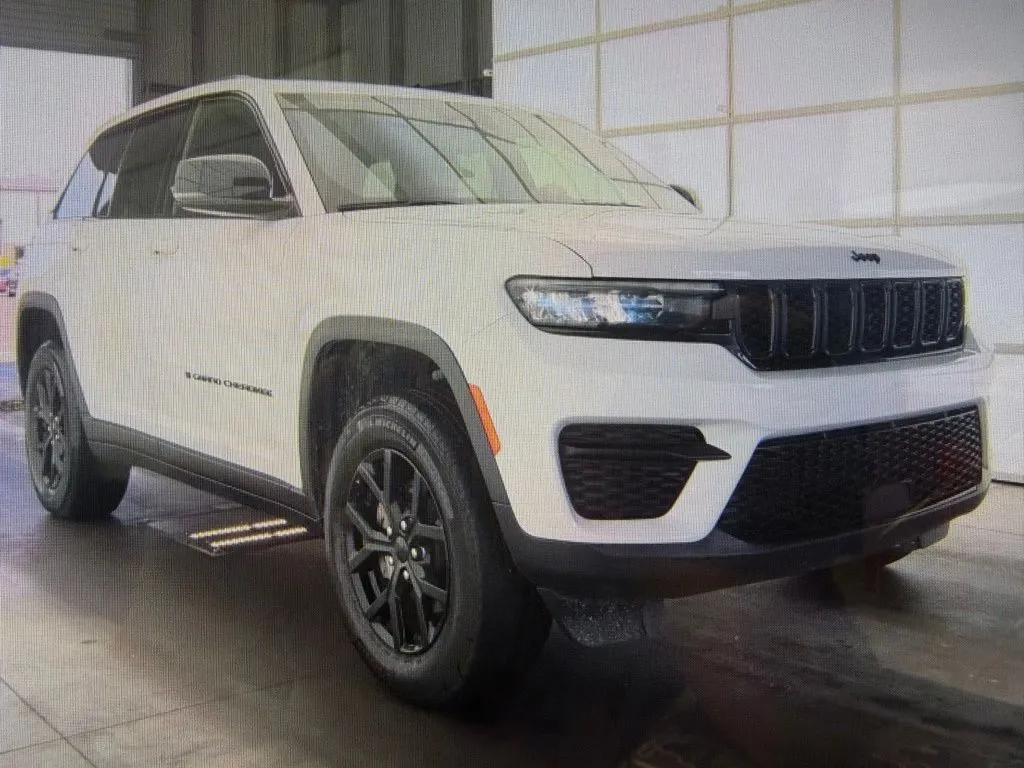 White 2025 Jeep Grand Cherokee Altitude for sale in Richmond, KY