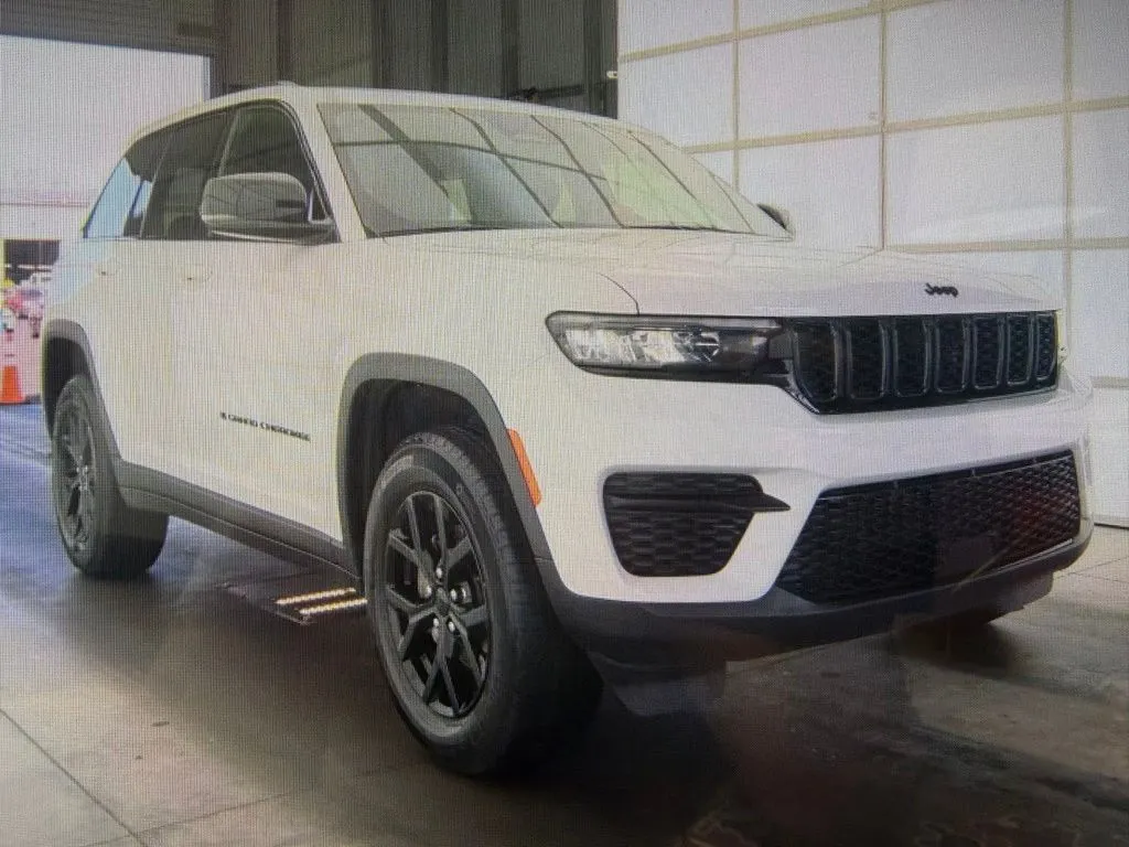 White 2025 Jeep Grand Cherokee Altitude for sale in Richmond, KY