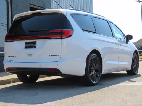 More photos of 2025 Chrysler Pacifica Limited at Richmond Car and Truck Center, KY